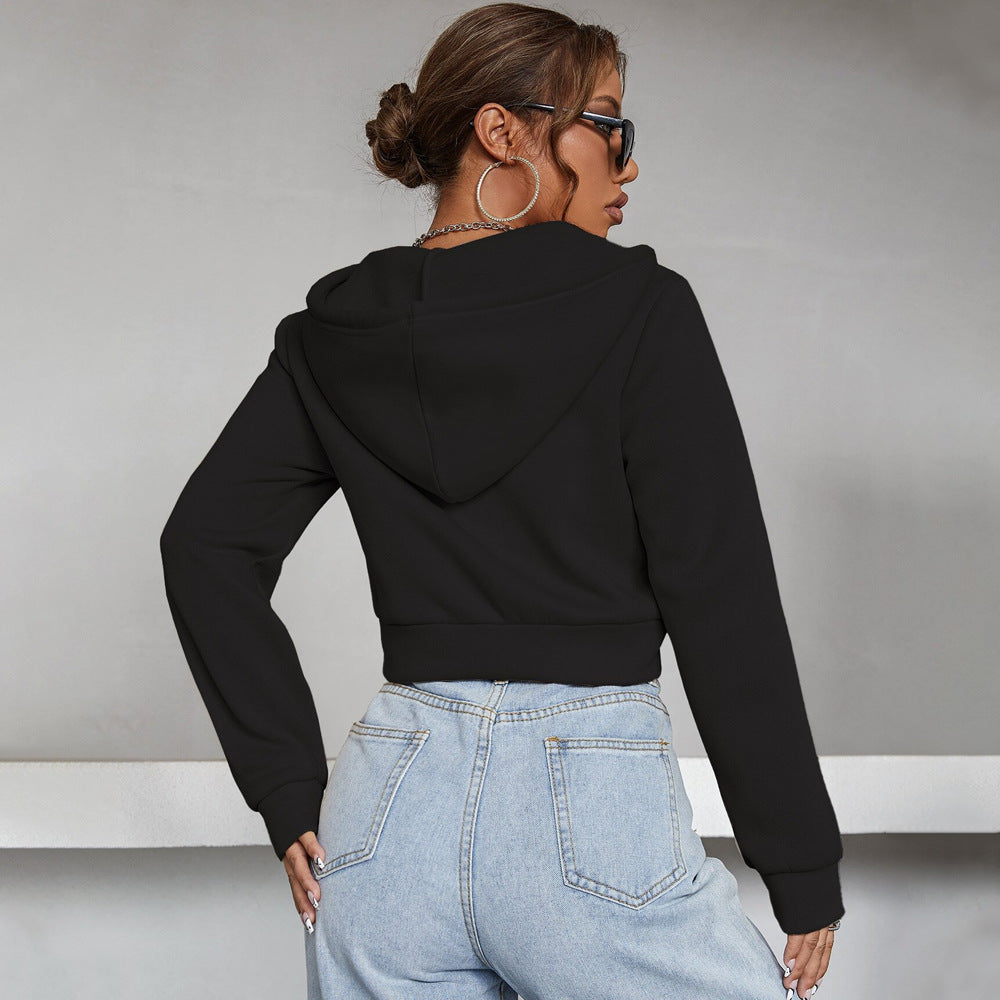 Veste à capuche courte pour femmes avec fermeture éclair intégrale, silhouette ajustée et poignets élastiques