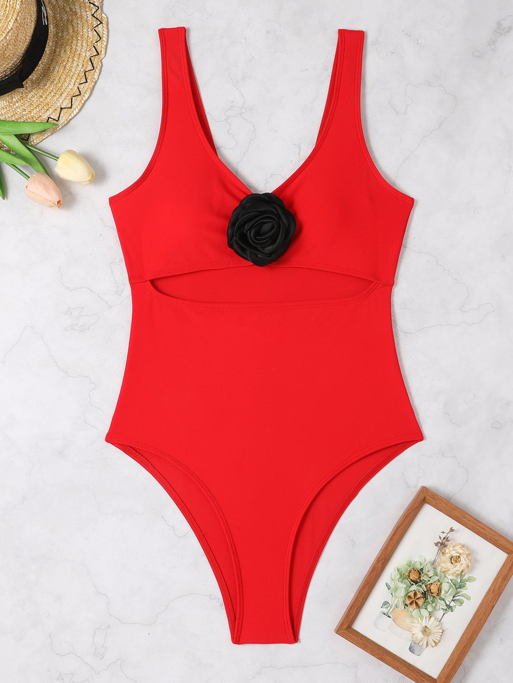 Maillot de bain sportif pour femmes avec coupe stylée et application florale Drune
