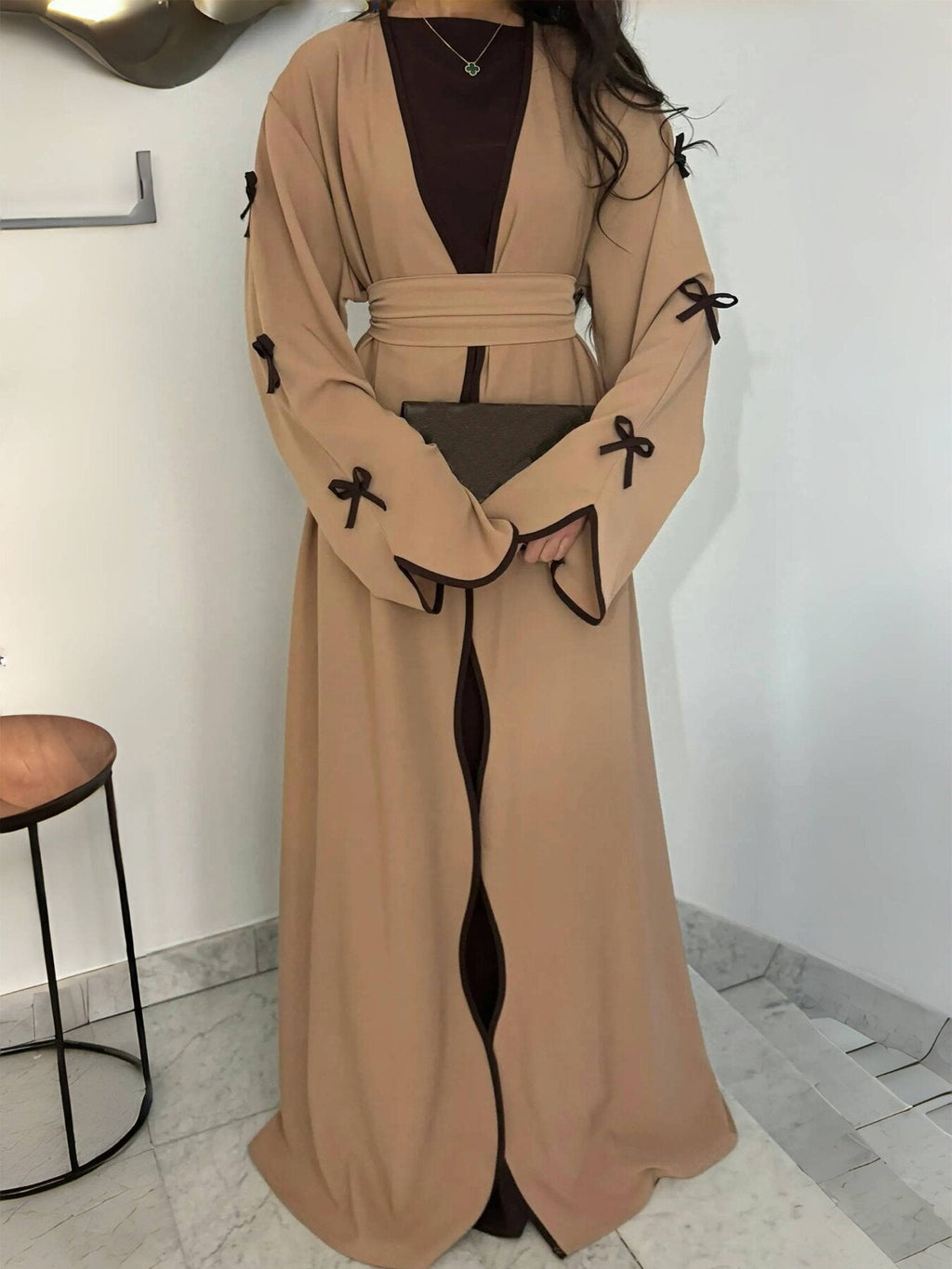 Abaya-Kaftan élégant pour femmes avec manches évasées en trompette, empiècement contrasté et ceinture nouée Echo Archiv