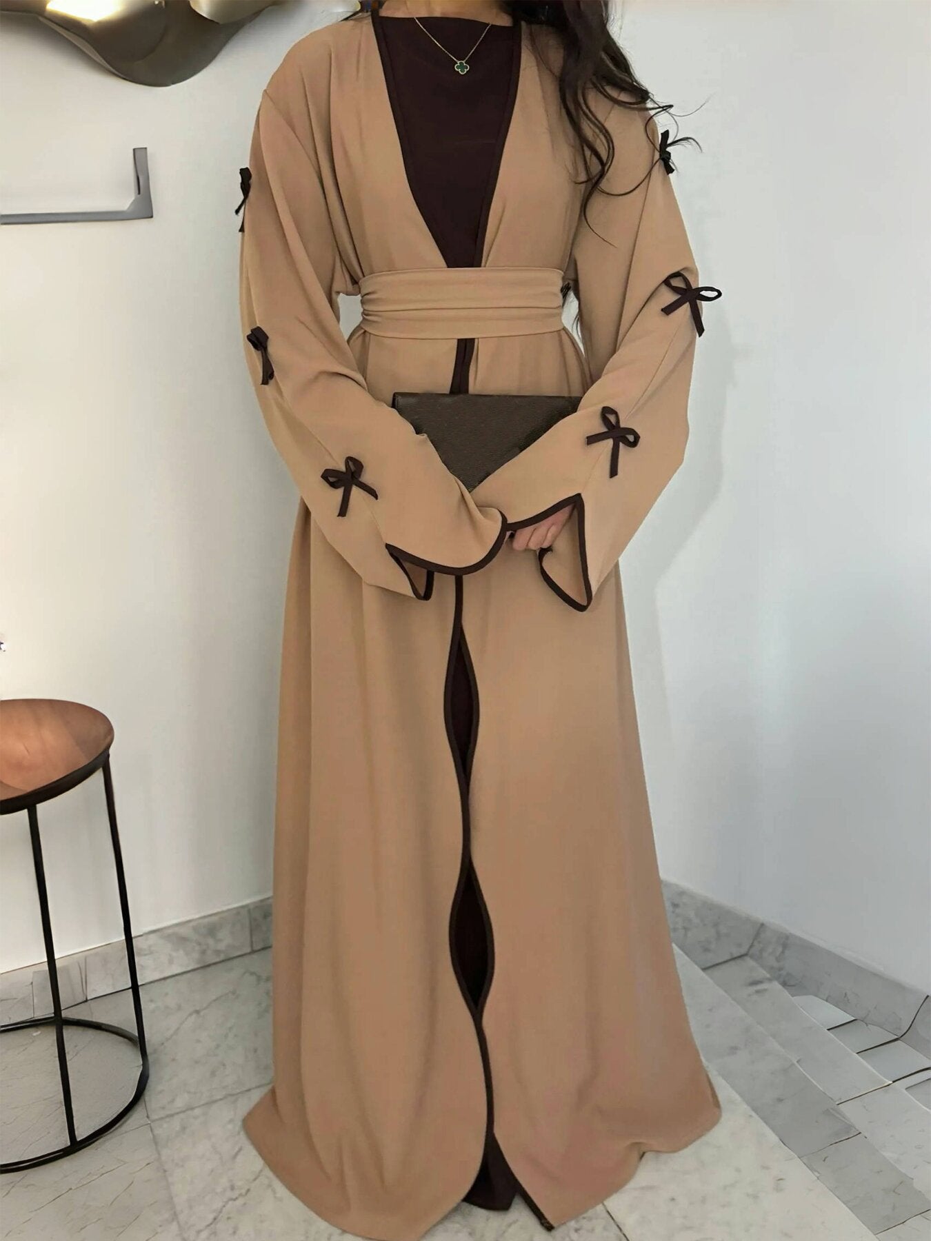Abaya-Kaftan élégant pour femmes avec manches évasées en trompette, empiècement contrasté et ceinture nouée Echo Archiv