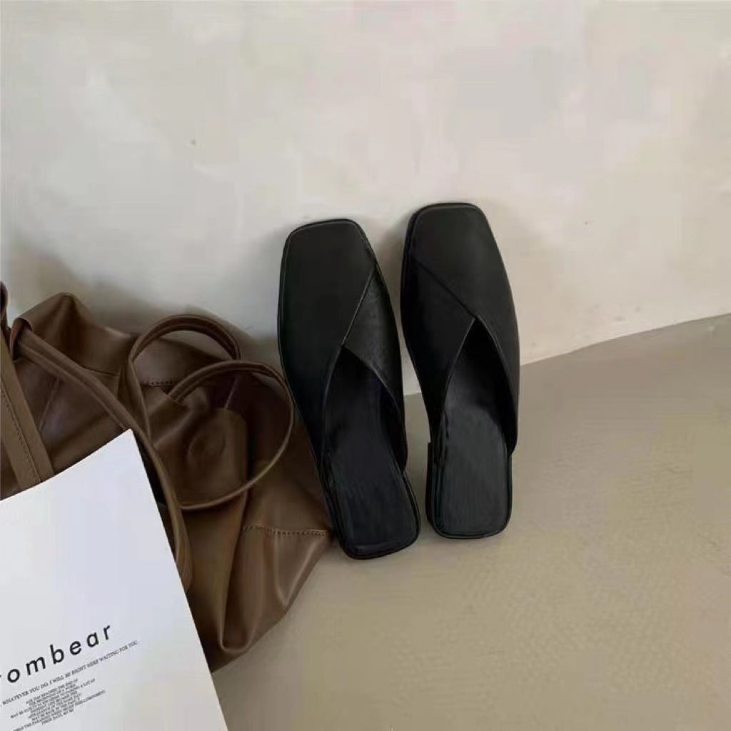 Sandales confortables pour femmes avec des lanières croisées modernes et une partie avant carrée R&B