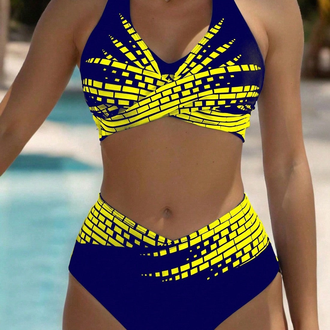Bikini triangle pour femmes avec coupe à la mode et design graphique R&B