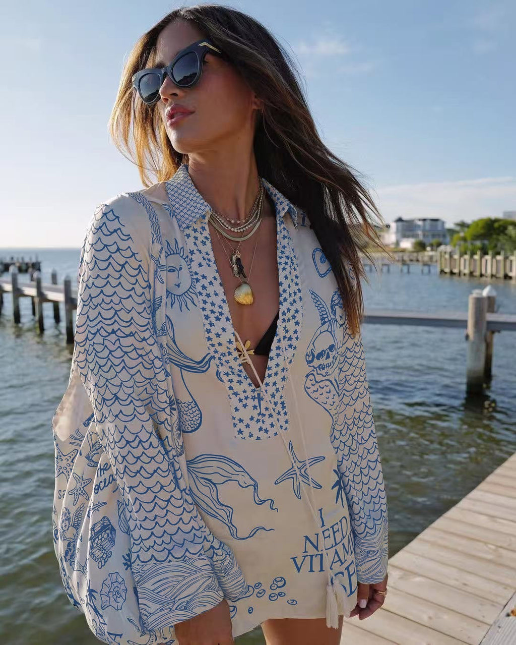 Robe de plage légère pour femmes en forme de tunique avec décolleté en V profond, fermeture à pompons et imprimé nautique R&B