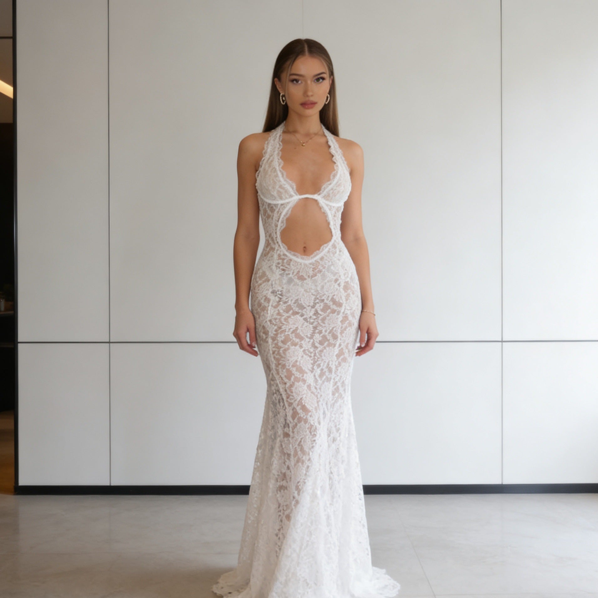 Robe en dentelle séduisante pour femmes avec décolleté en V profond et découpes latérales R&B