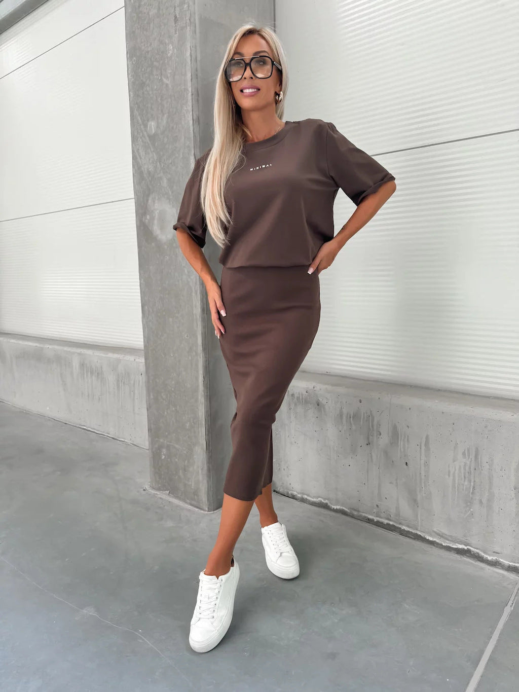 Ensemble tricoté deux pièces pour femmes avec t-shirt boxy oversize et jupe midi flatteuse avec fente latérale Echo Archive