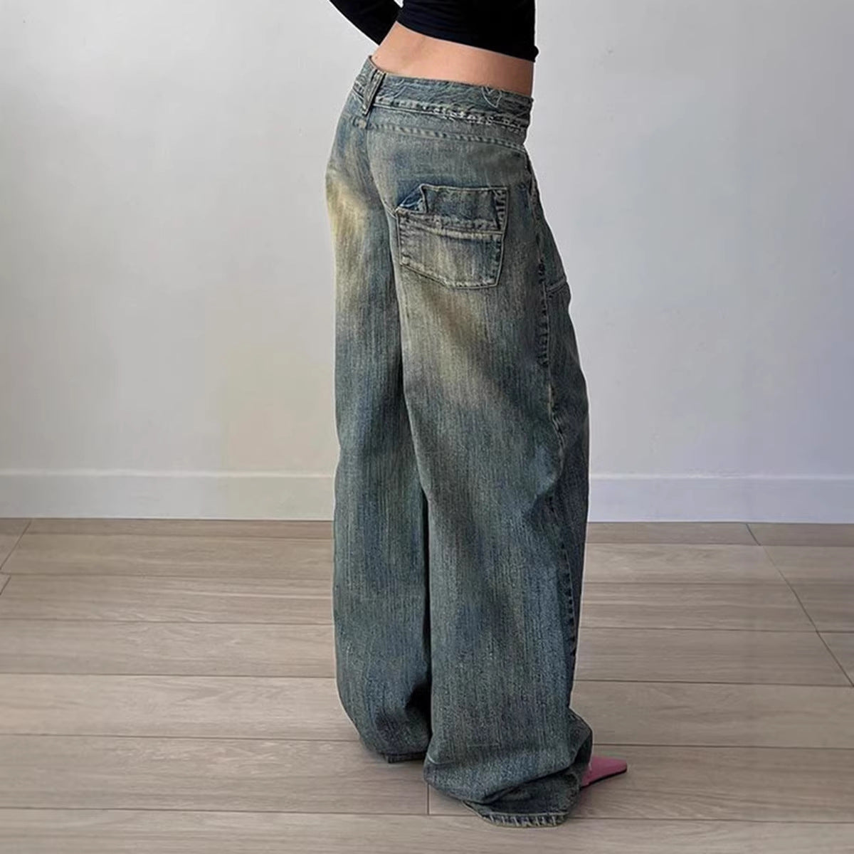 Jeans baggy taille basse pour femmes avec des panneaux en V marquants et des poches avant plaquées Echo Archiv