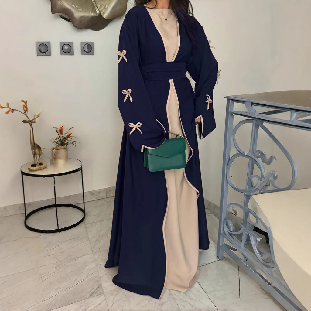 Abaya-Kaftan élégant pour femmes avec manches évasées en trompette, empiècement contrasté et ceinture nouée Echo Archiv