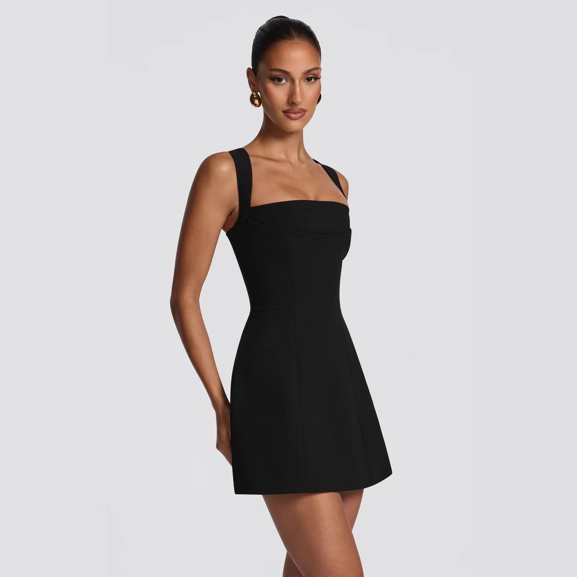 Robe mini ajustée pour femmes avec bretelles larges et décolleté élégant R&B