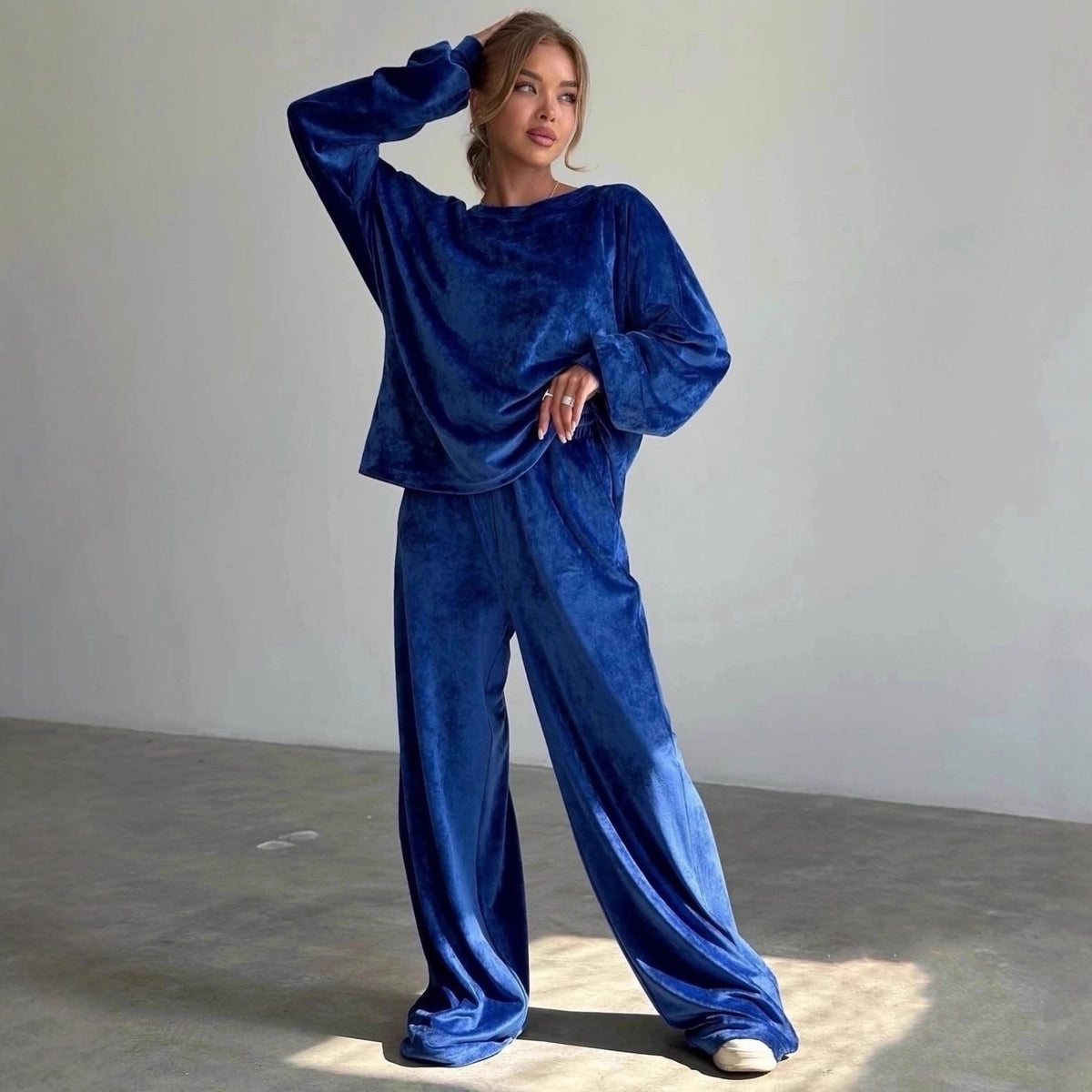 Ensemble de détente en velours luxueux pour femmes avec col rond oversize et jogger taille haute Echo Archiv