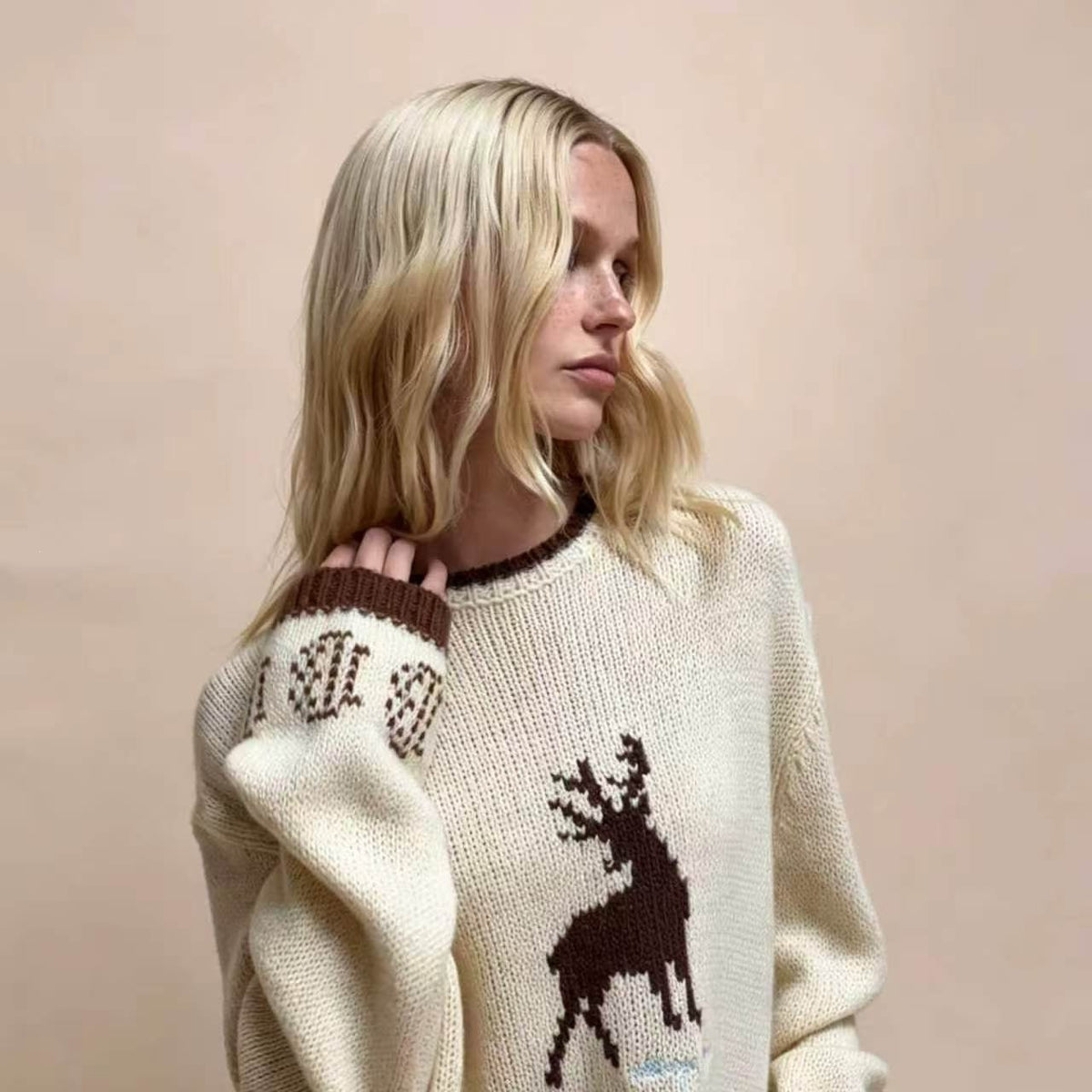 Pull en maille oversize pour femmes avec motif en intarsia de cerf, col rond et bords norvégiens Echoarchiv