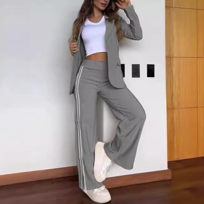 Ensemble blazer deux pièces sport-chic pour femmes avec blazer cintré et coupe de pantalon de jogging ample avec bandes latérales R&B