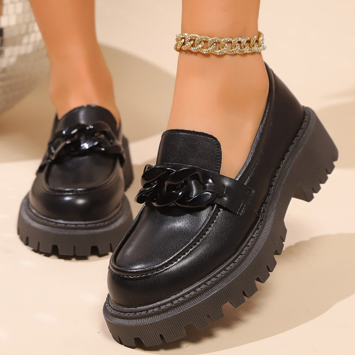 Mocassins pour femmes avec une semelle robuste et un design élégant de lanières R&B