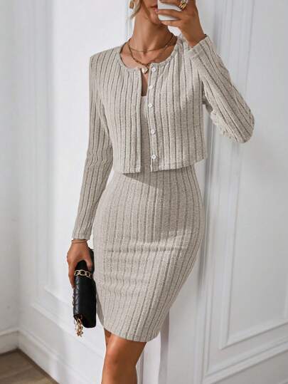 Ensemble tricoté ajusté pour femmes avec cardigan court et jupe crayon
