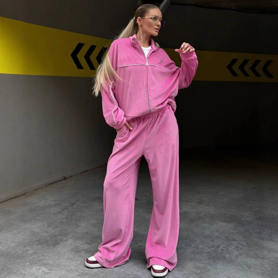 Ensemble moderne en velours pour femmes avec col montant zippé et pantalon palazzo fluide Echo Archiv