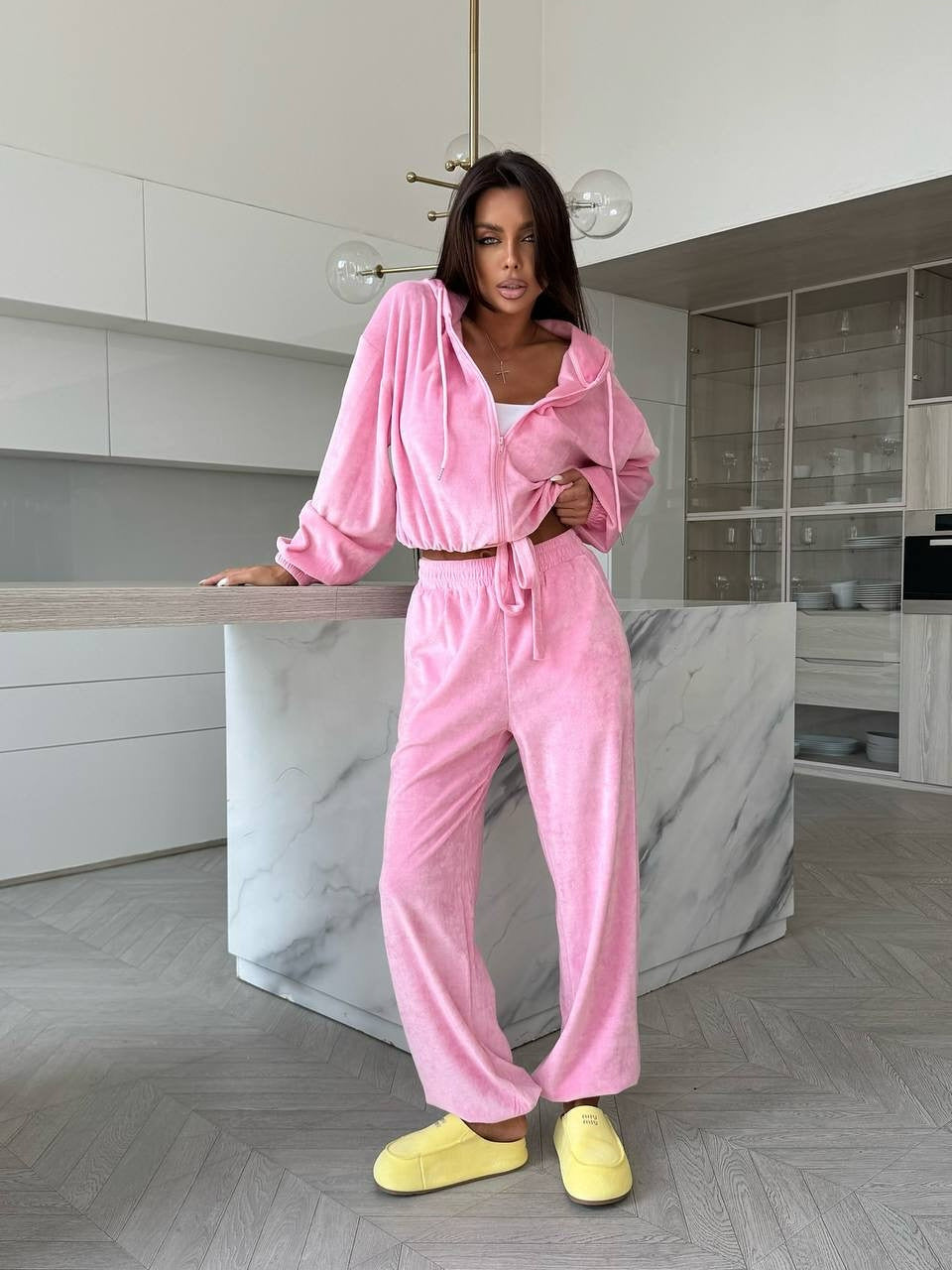Ensemble lounge en velours doux pour femmes avec veste à capuche, fermeture éclair et pantalons confortables Echo Archiv