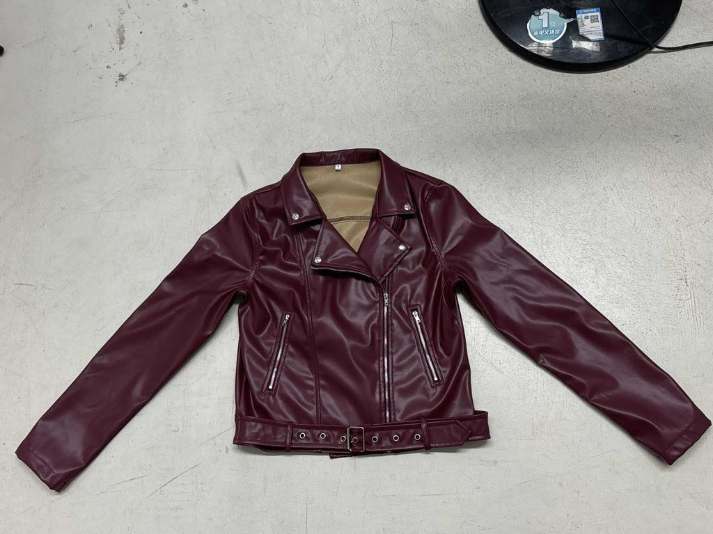 Veste de moto cintrée pour femmes en simili cuir avec fermeture éclair asymétrique, détails métalliques et ceinture à la taille Echo Archiv