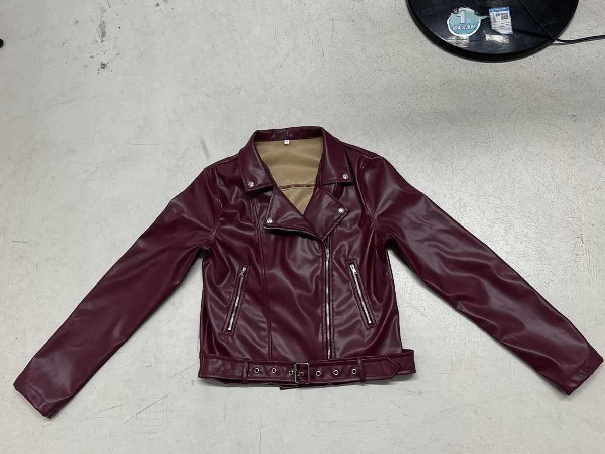 Veste de moto cintrée pour femmes en simili cuir avec fermeture éclair asymétrique, détails métalliques et ceinture à la taille Echo Archiv