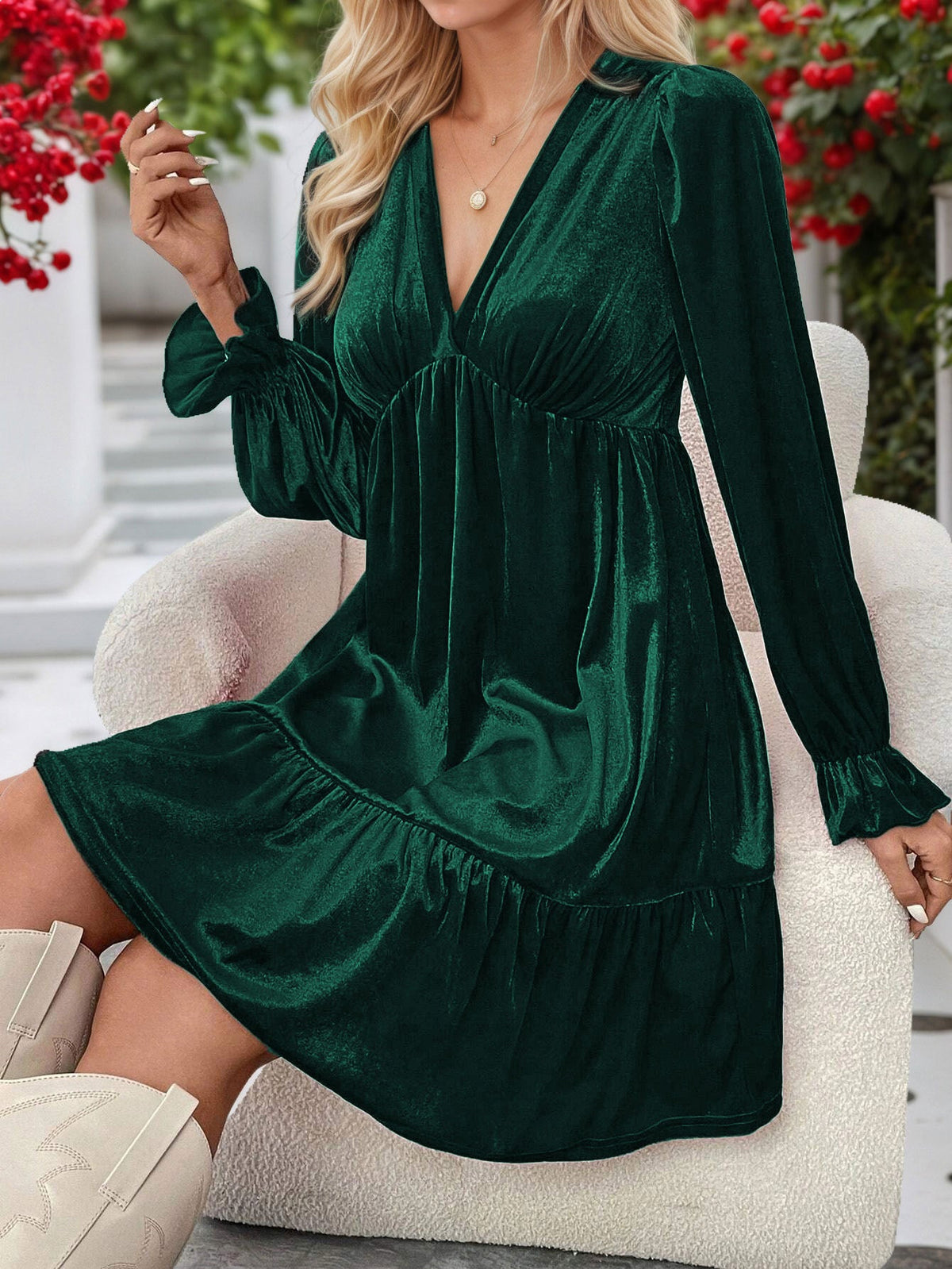 Robe midi en velours pour femmes avec décolleté en V profond, bustier froncé, coupe empire et volants Echo Archiv