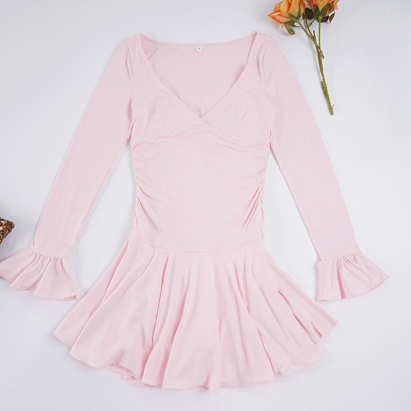 Robe patineuse ajustée à décolleté en V avec taille froncée et manches volantées Echo Archiv