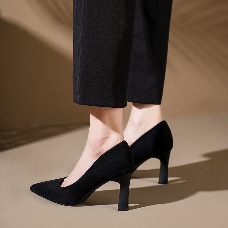 Escarpins mode pour femmes avec silhouette élégante R&B