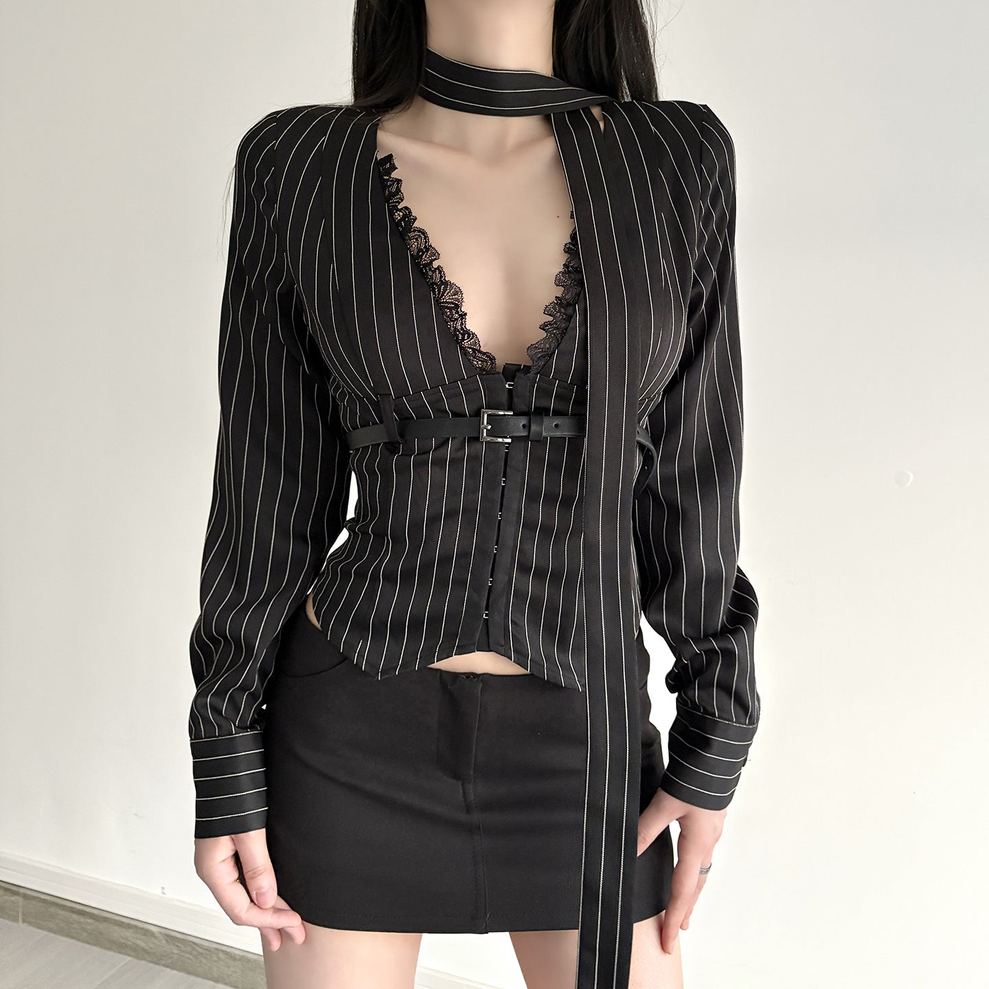 Chemisier ajusté à manches longues pour femmes avec décolleté en V twisté, col chemise et effet à rayures Echo Archiv