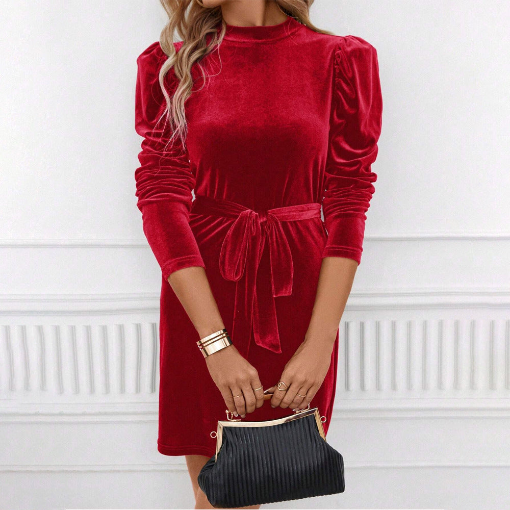 Robe mini en velours pour femmes avec col montant, épaules froncées, manches longues et ceinture à nouer Echo Archive