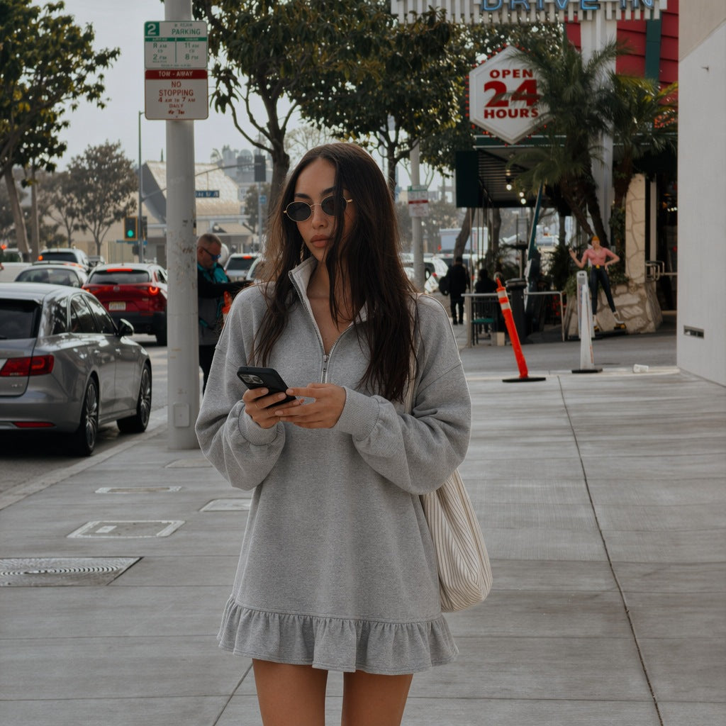 Robe sweat oversize pour femmes avec demi-fermeture éclair, manches ballon, poches latérales et ourlet volanté