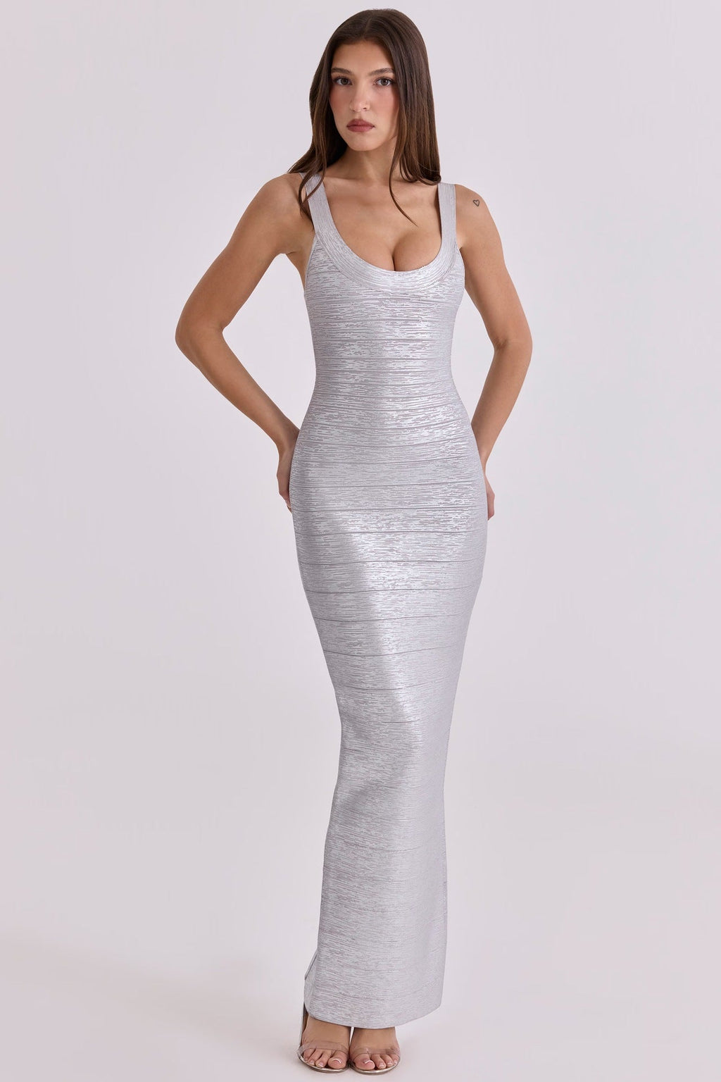 Robe maxi ajustée pour femmes en tissu scintillant avec décolleté plongeant Heidi-Mode