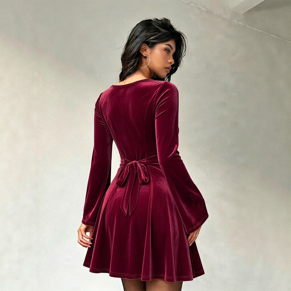 Robe skater en velours pour femmes avec jupe évasée, décolleté bateau et manches cloche Echo Archiv