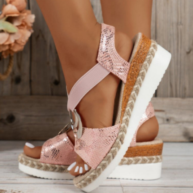 Sandales compensées pour femmes avec un design de lanières moderne et un élément décoratif élégant R&B
