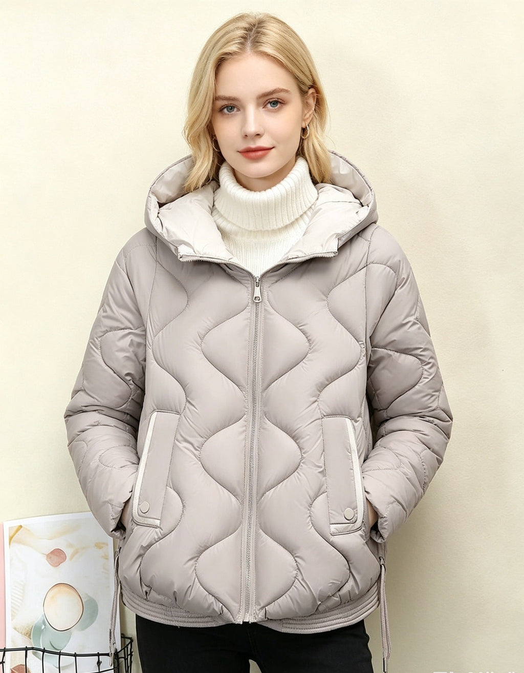 Veste courte matelassée pour femmes avec piquage en forme de cœur, ourlet arrondi et poches à rabat passepoilées Echo Archiv