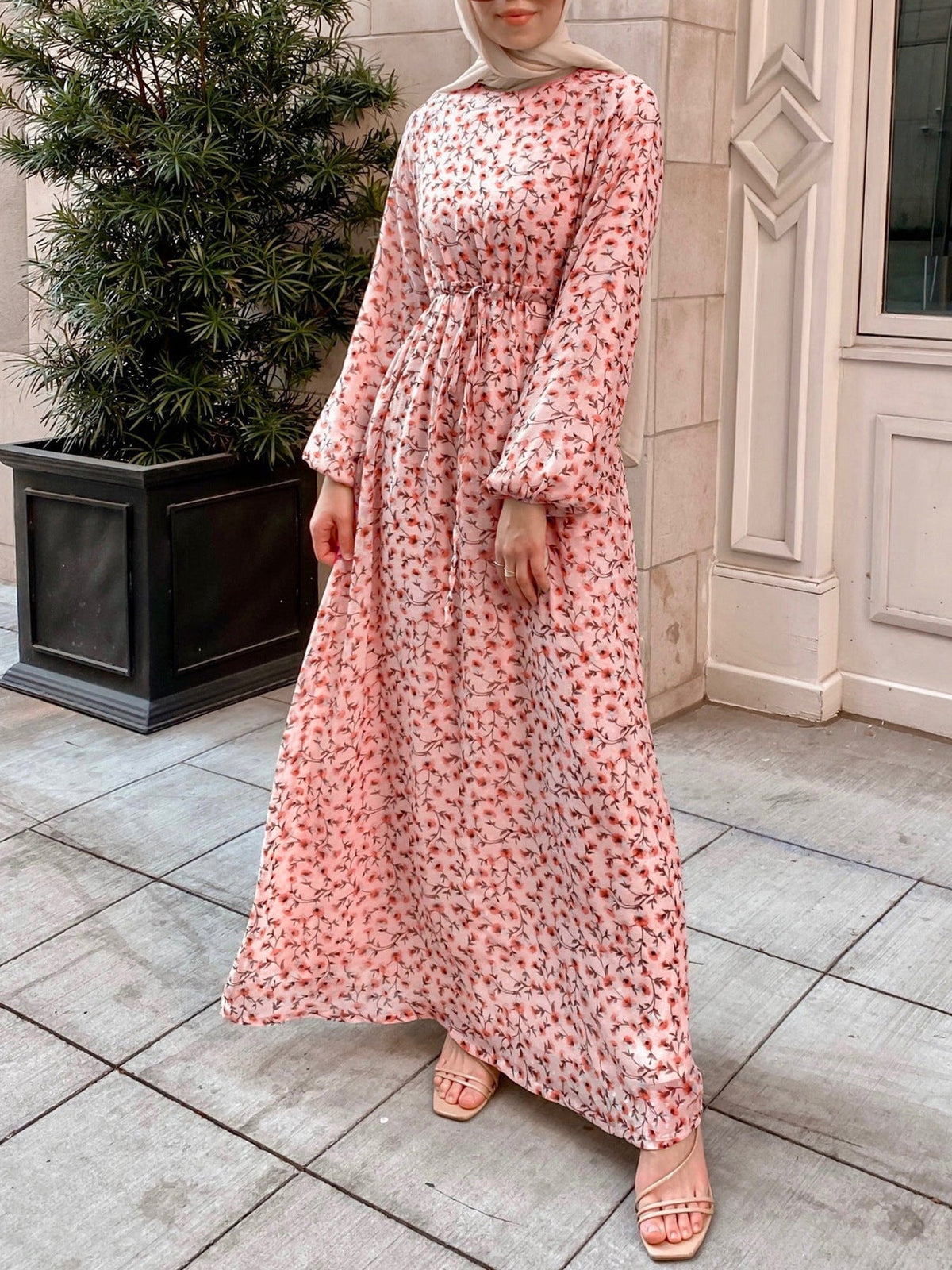 Robe maxi à fleurs pour femmes avec taille à cordon et manches ballon