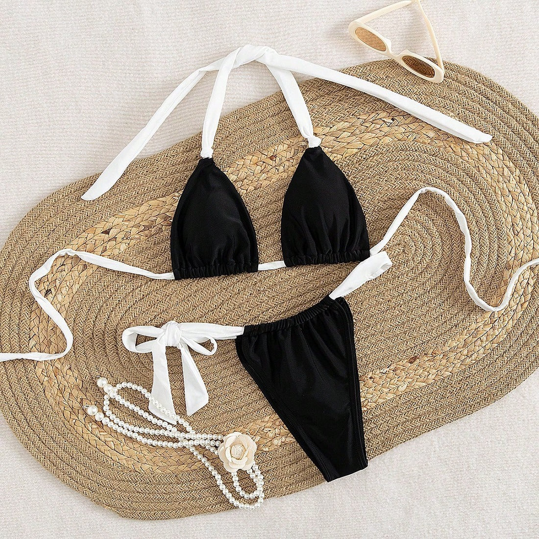 Bikini triangle femme avec bretelles réglables et détail de lien féminin R&B