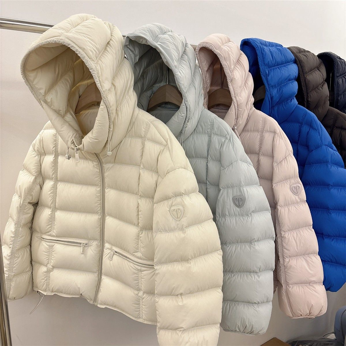 Veste thermo matelassée courte pour femmes avec capuche, poches zippées et bords élastiques Echo Archiv