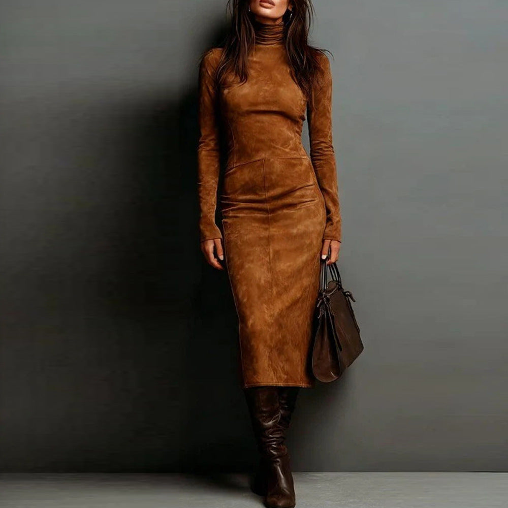Robe midi ajustée pour femmes en velours avec col roulé et silhouette sur mesure Echoarchiv