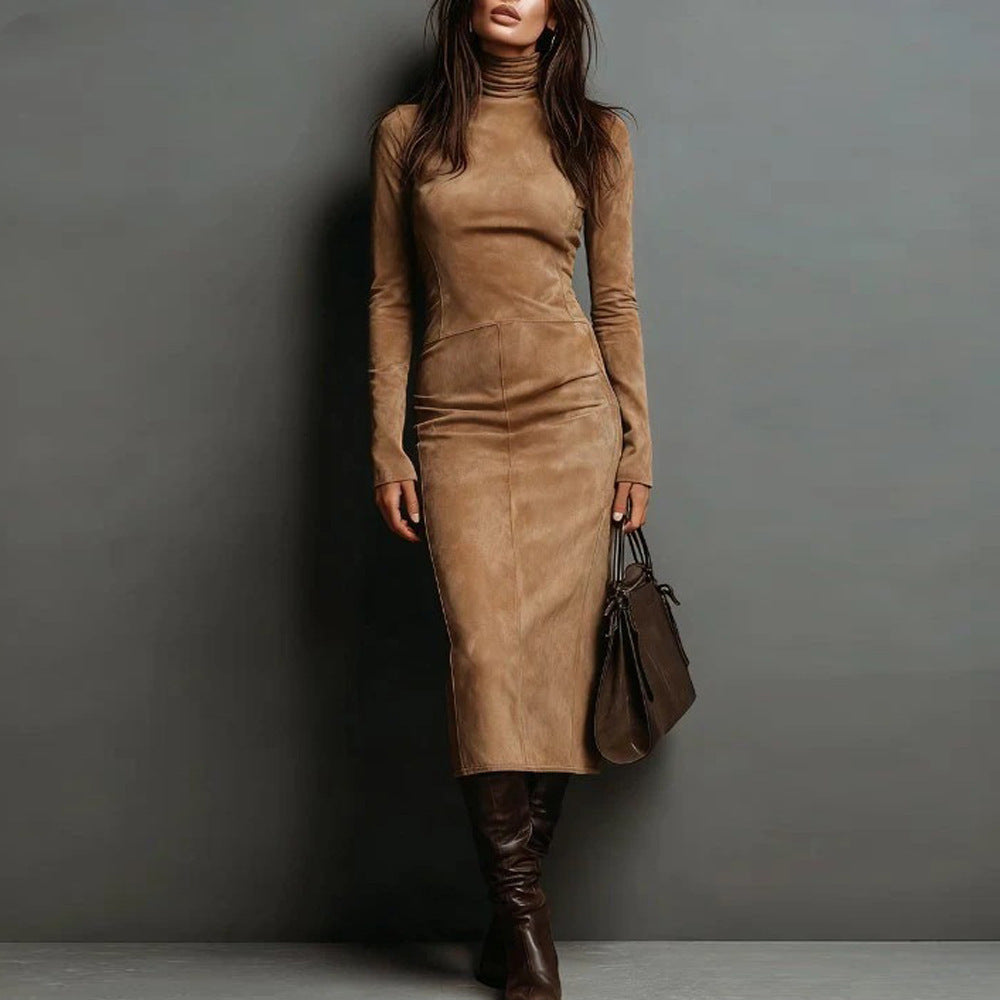 Robe midi ajustée pour femmes en velours avec col roulé et silhouette sur mesure Echoarchiv