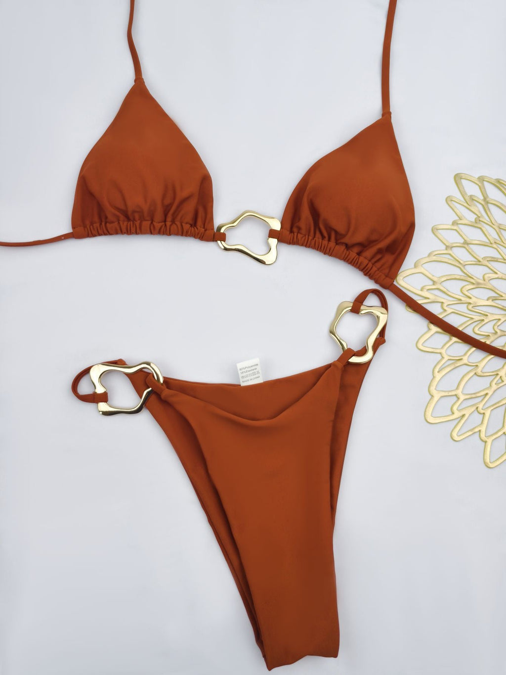 Bikini triangle femme avec détails dorés élégants Echo Archiv
