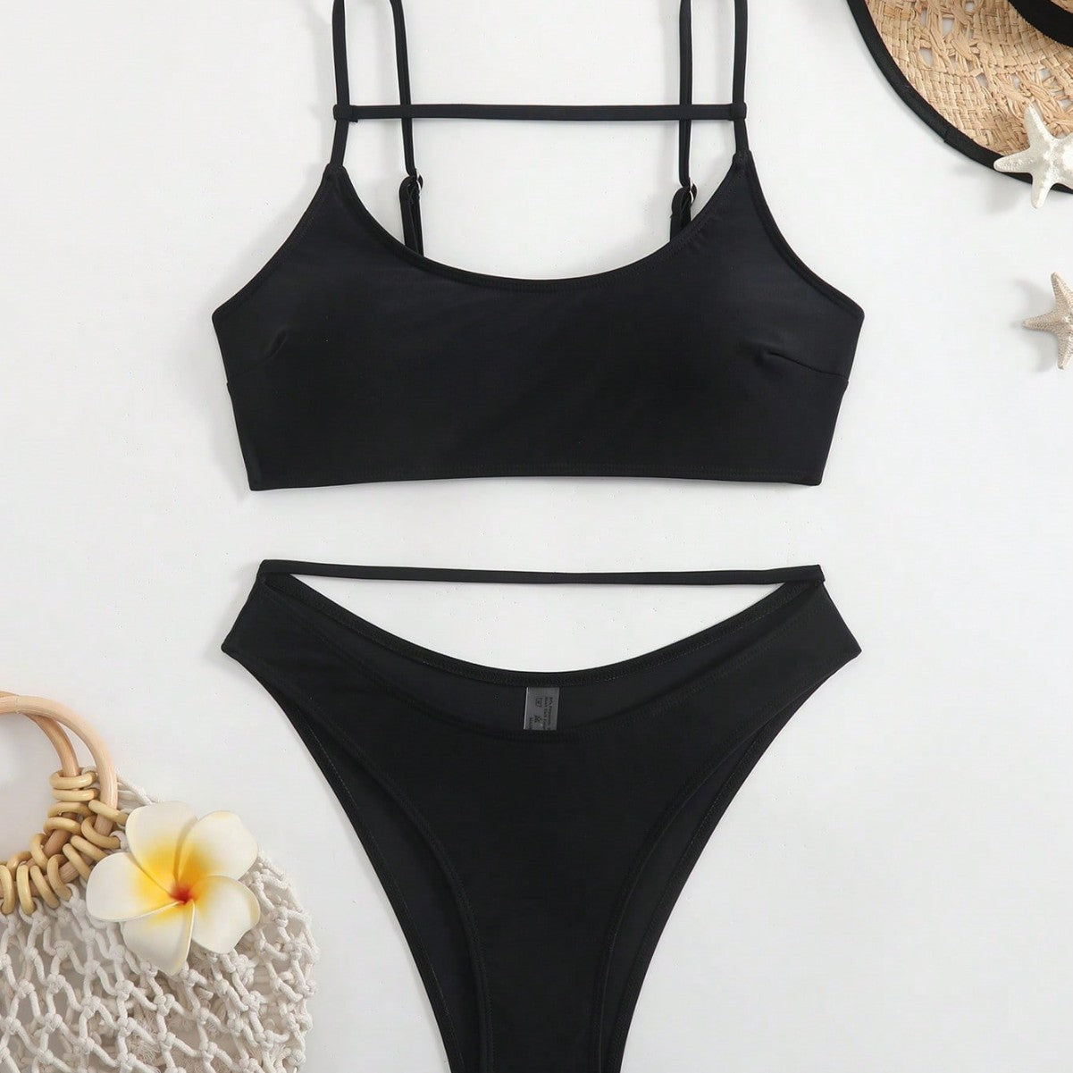 Ensemble bikini triangle femme avec coupe innovante et bretelles réglables R&B