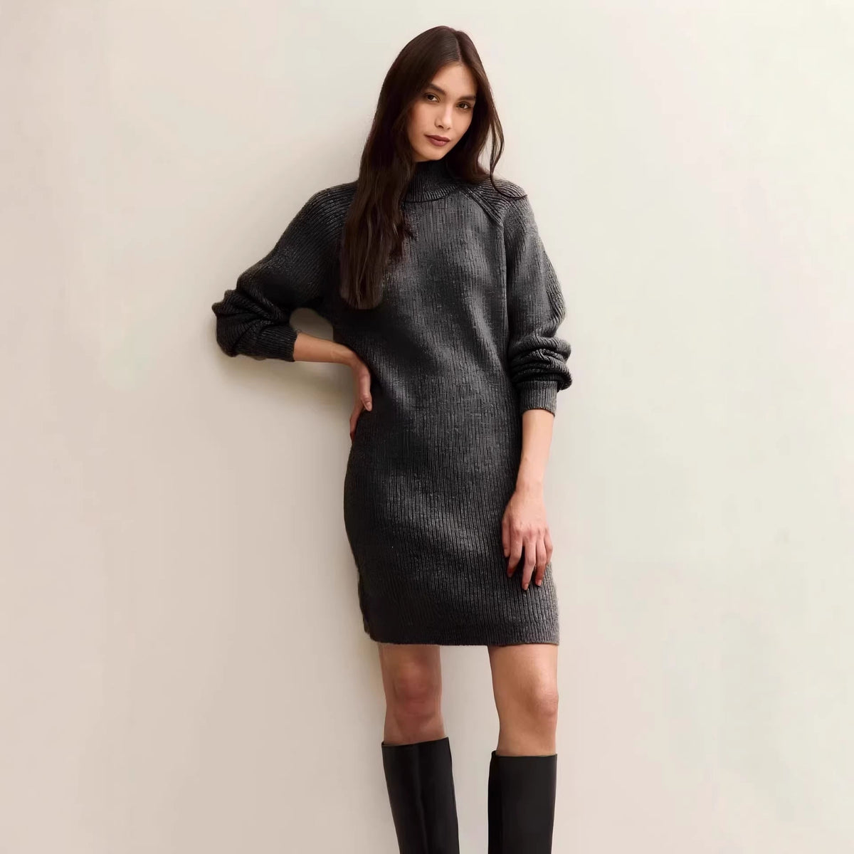 Robe en tricot pour femmes avec silhouette cintrée, col montant et manches raglan