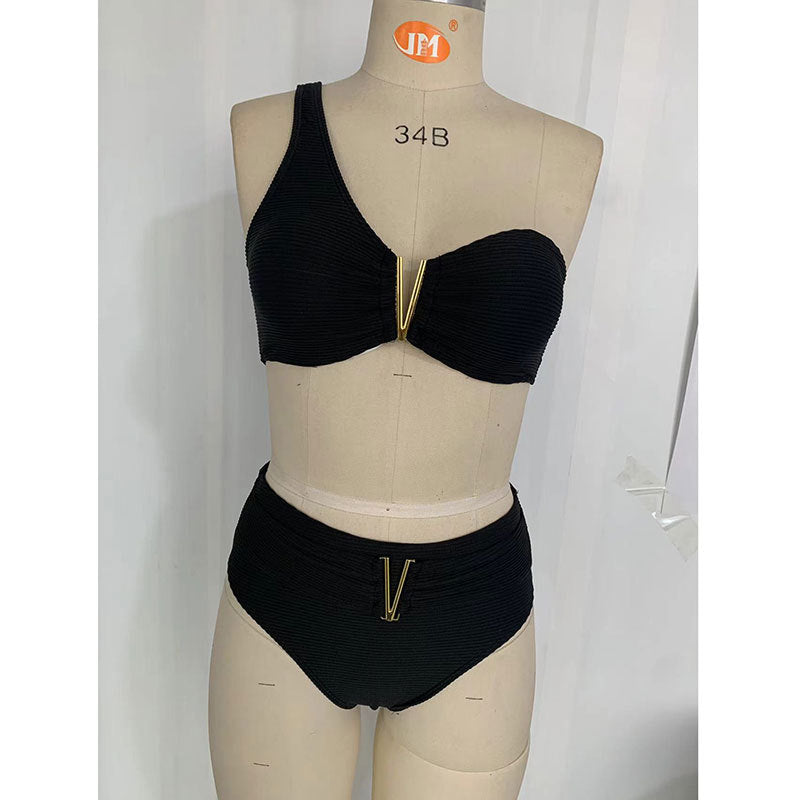 Ensemble de bikini pour femmes avec haut asymétrique et accents dorés R&B