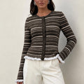 Cardigan à boutons en fine maille pour femmes avec rayures, volants et coupe cintrée Echoarchiv