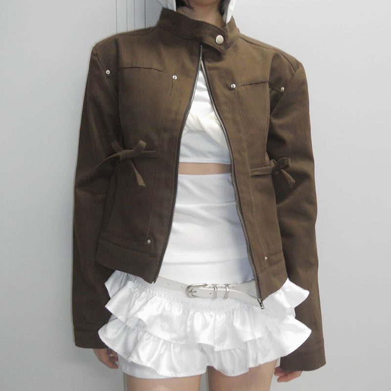 Veste courte cintrée pour femmes avec col montant, épaulettes, ceintures à la taille et fermeture éclair intégrale Echo Archiv
