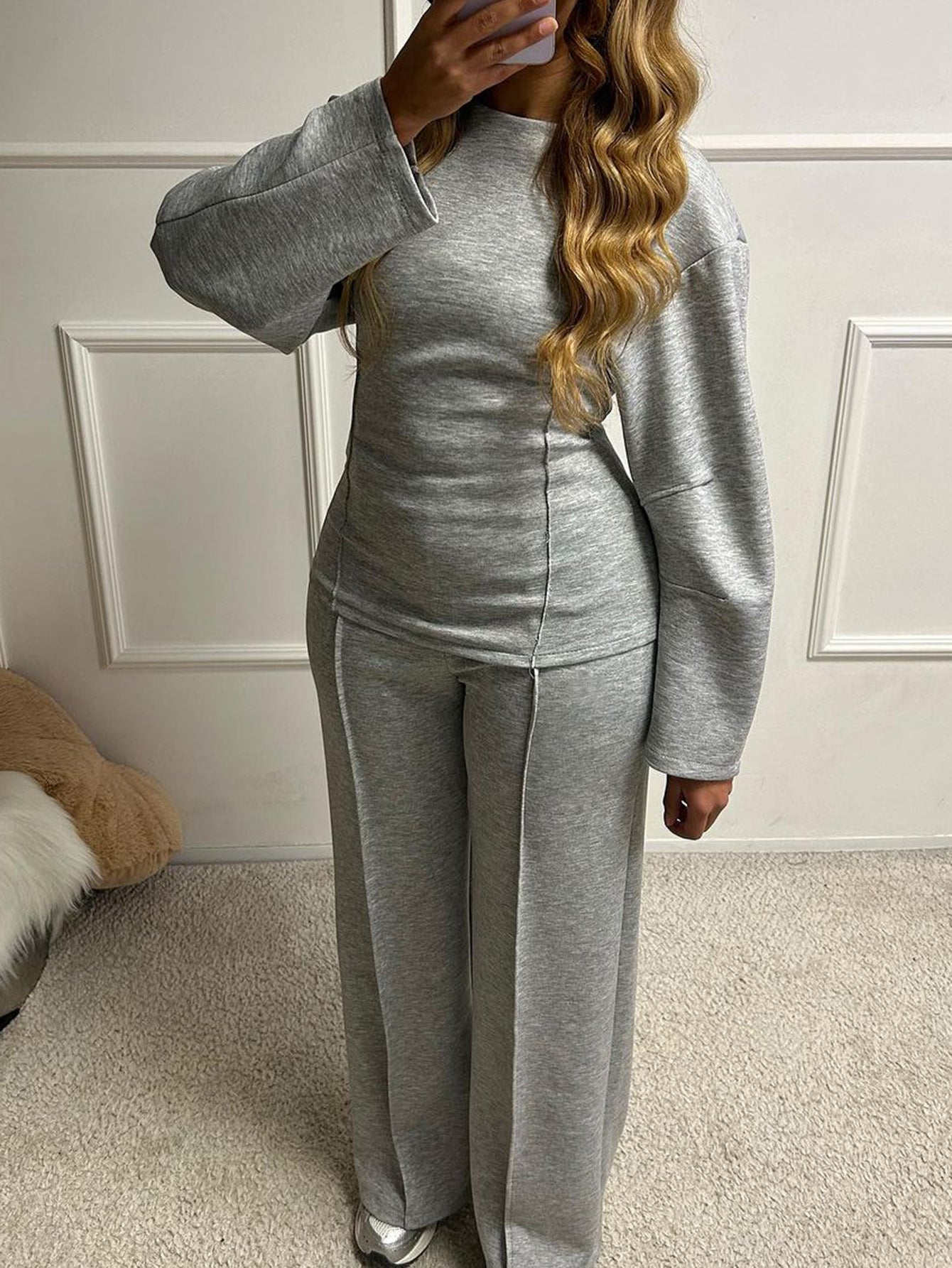 Ensemble lounge pour femmes en sweat-shirt cintré, avec des détails de couture sculptants et un pantalon palazzo ample Echo Archiv
