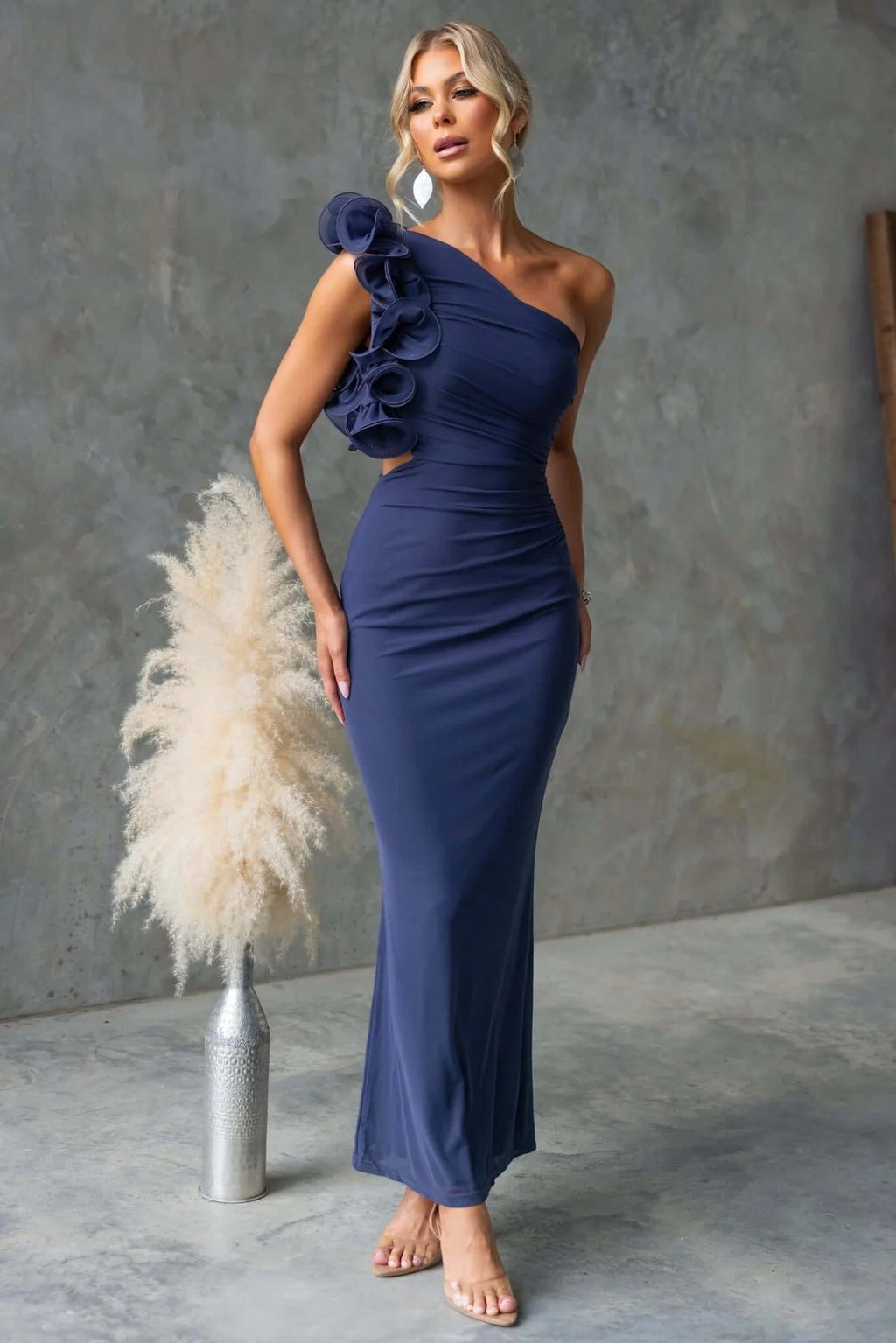 Robe maxi femme à une épaule avec volants