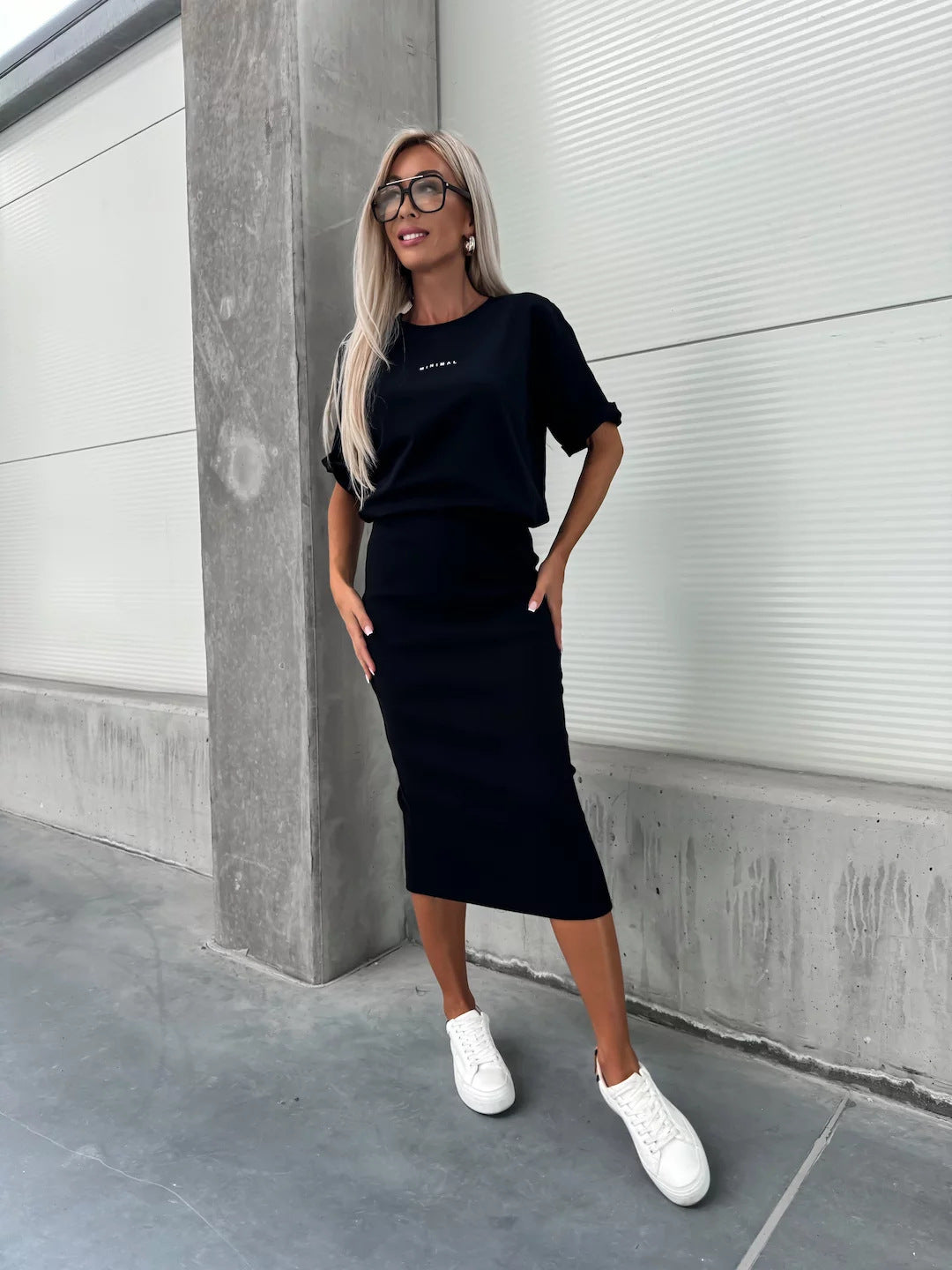 Ensemble tricoté deux pièces pour femmes avec t-shirt boxy oversize et jupe midi flatteuse avec fente latérale Echo Archive