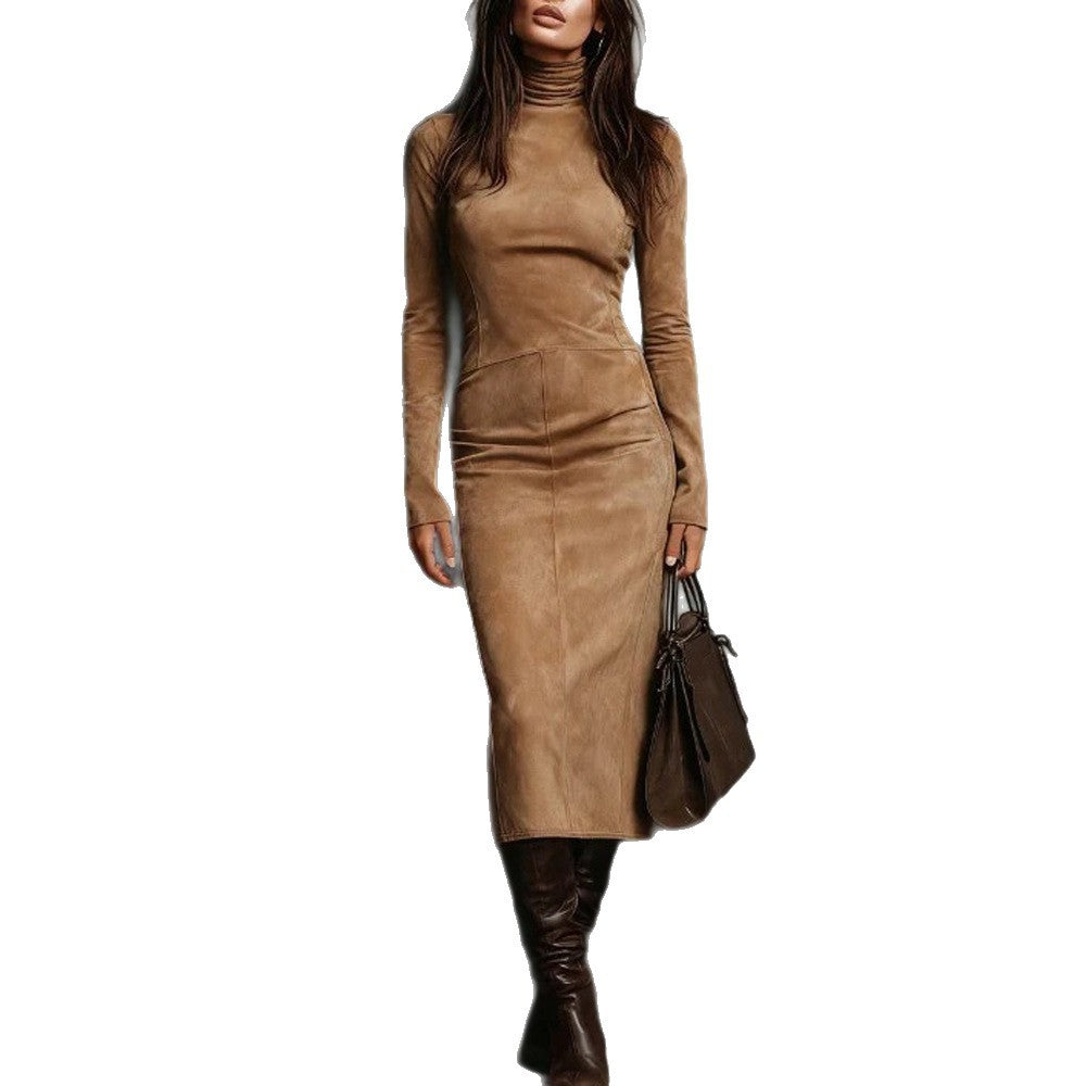 Robe midi ajustée pour femmes en velours avec col roulé et silhouette sur mesure Echoarchiv