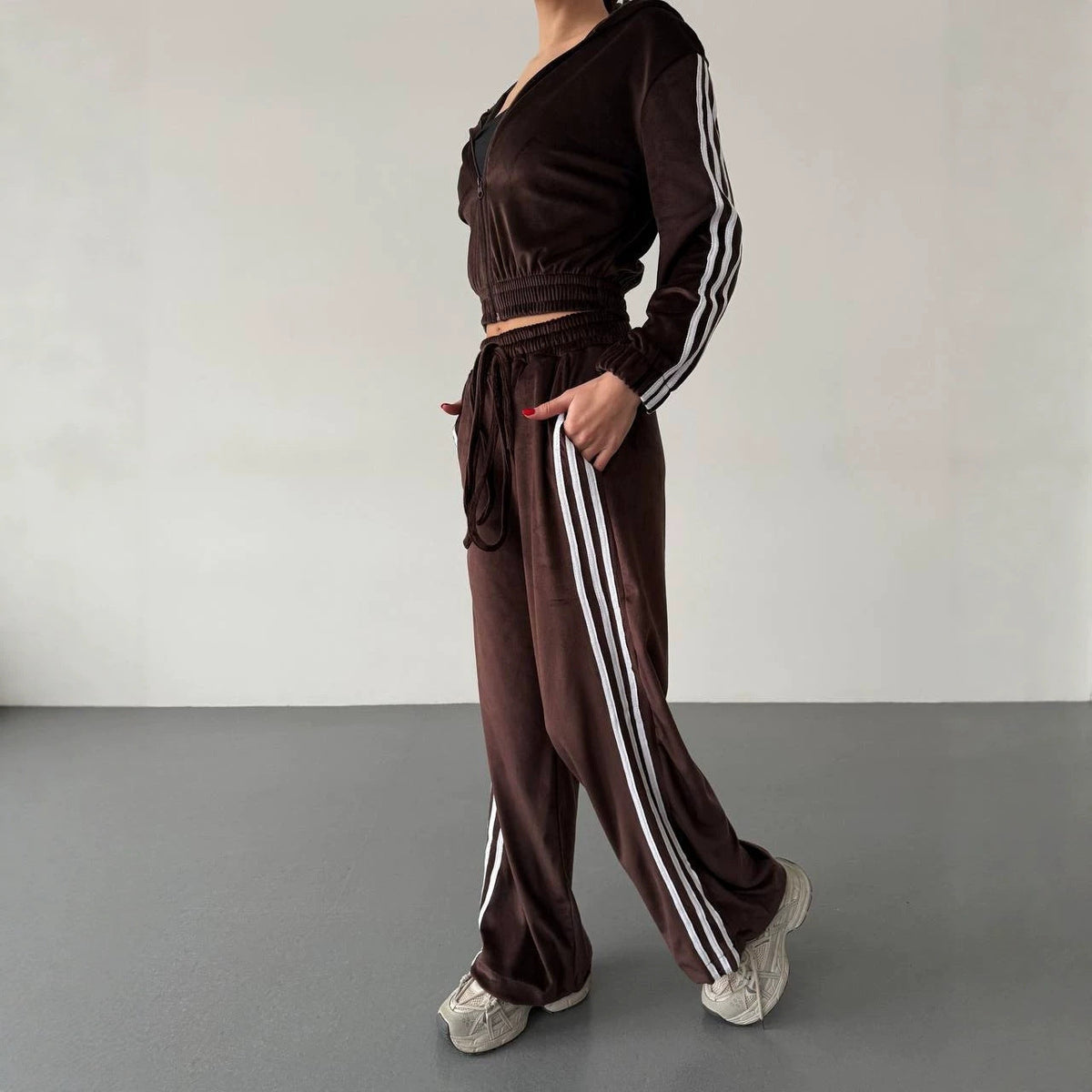 Ensemble de survêtement rétro en velours pour femmes avec rayures latérales, taille haute et fermeture éclair Echo Archiv