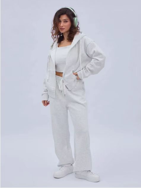 Ensemble de loungewear pour femmes en deux pièces avec capuche à fermeture éclair, jogger taille haute à jambes larges et poches passepoilées Echo Archiv