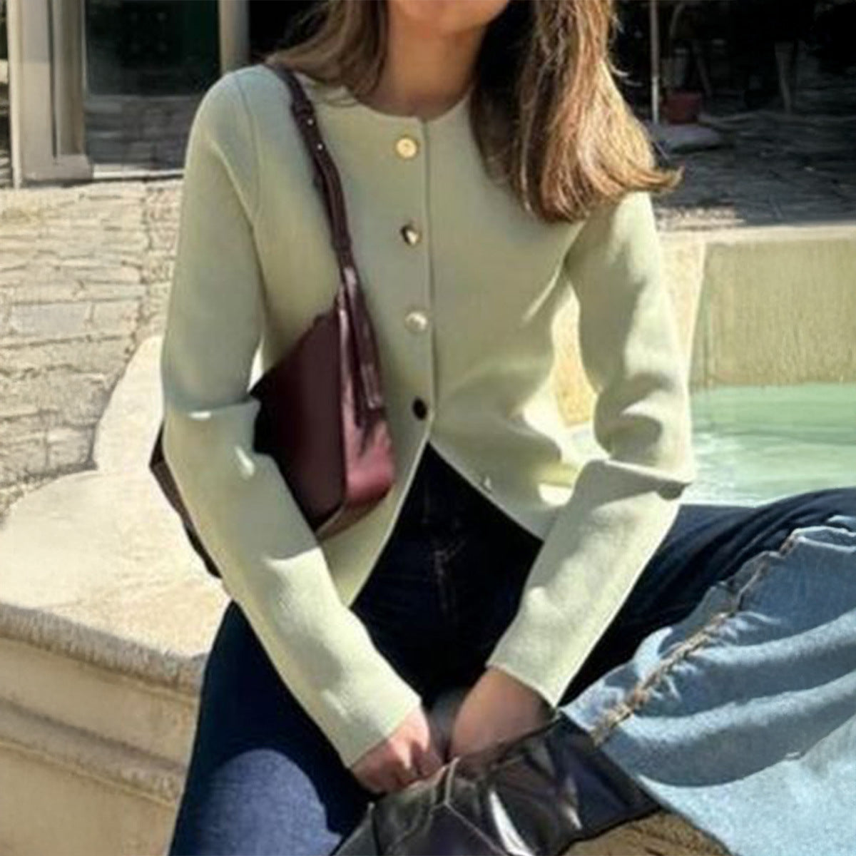 Cardigan fin ajusté pour femmes avec patte de boutons dorés asymétrique et fente avant Echo Archiv
