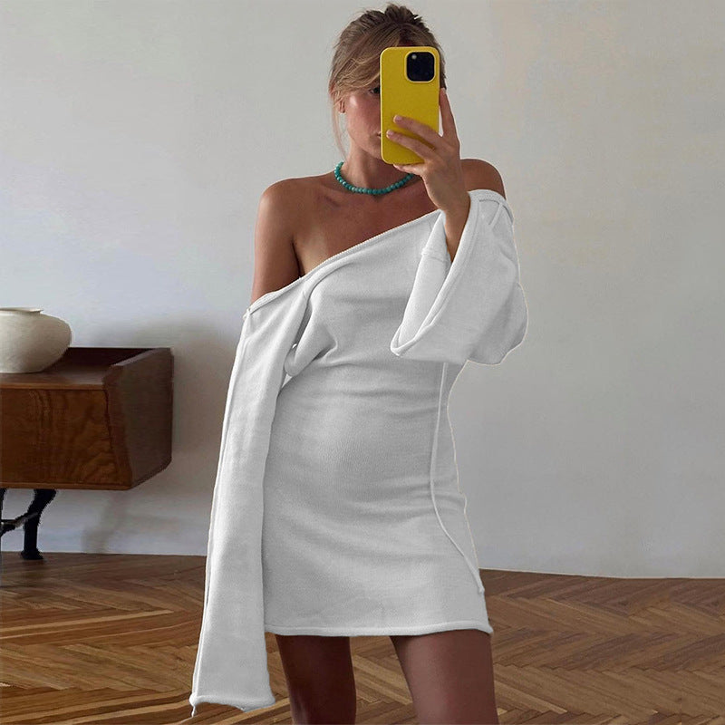 Robe mini en maille fine ajustée pour femmes avec manches trompettes Echoarchiv